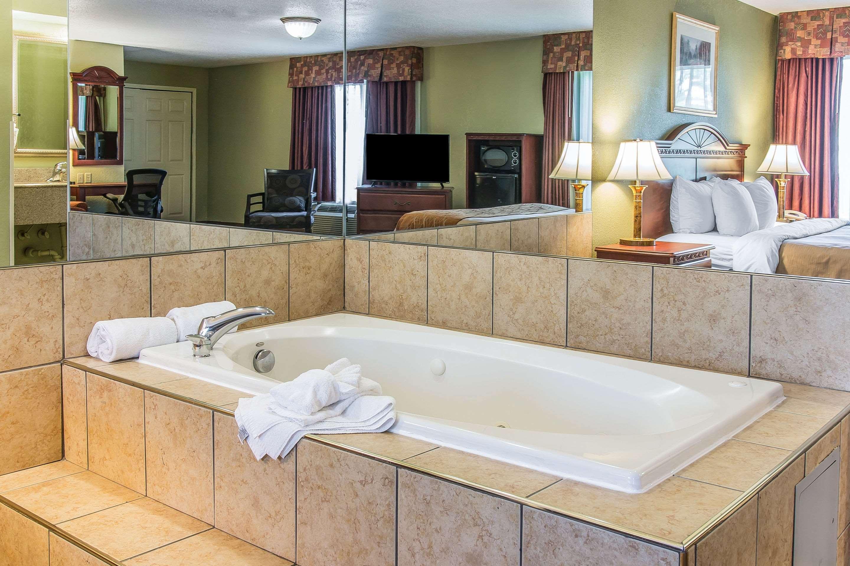 Quality Inn & Suites Ann Arbor Hwy 23 Eksteriør billede